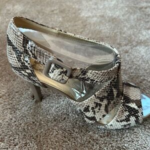 Anne Klein iFlex Akouray Snakeskin Peep-Toe Heels – Size 8.5M